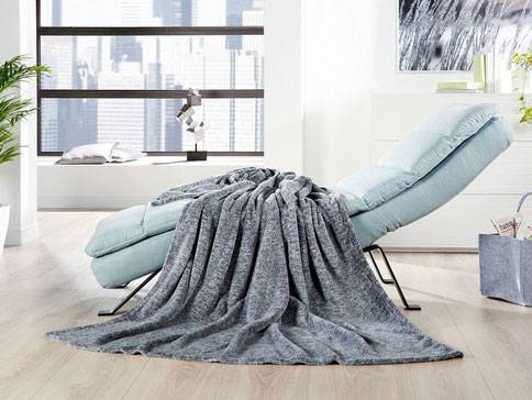 Graue Decke und hellblauer Liegestuhl.