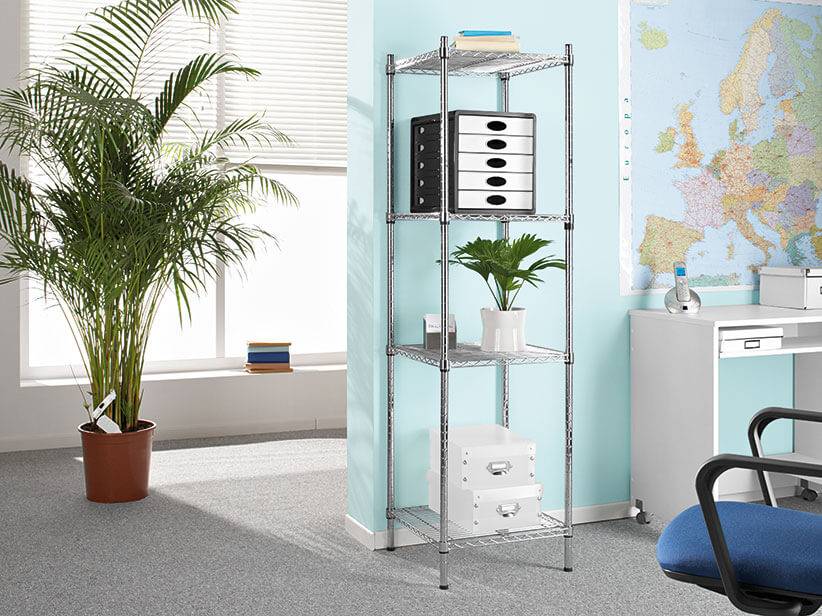 Metallregal mit Schubladen und Büromaterial.