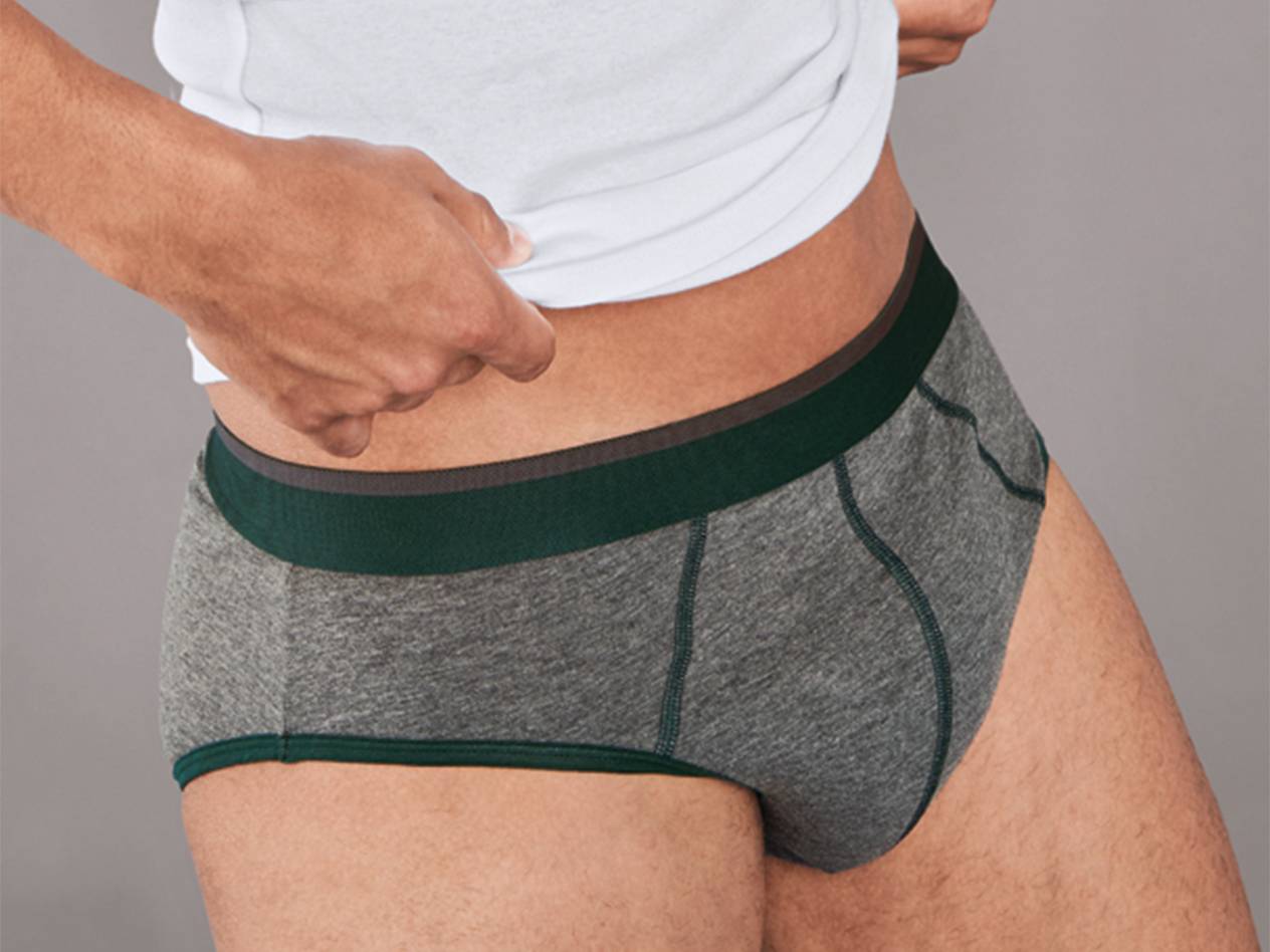 Herrenunterwäsche, dunkelgrau mit grünem Bund.