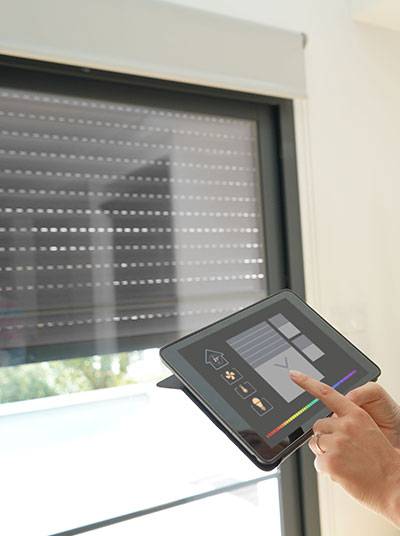 Rollläden und Tablet-Steuerung.
