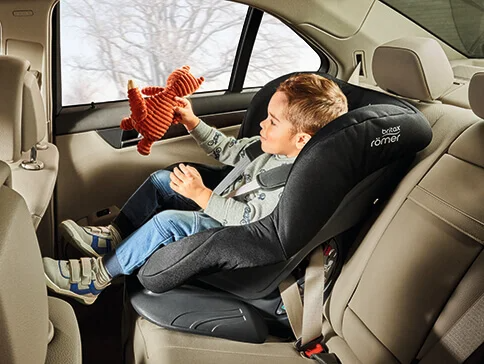 Kind im Britax Römer Kindersitz im Auto.