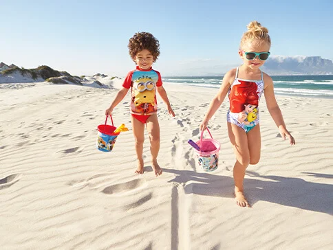 Minions und Arielle Bademode und Strandspaß.