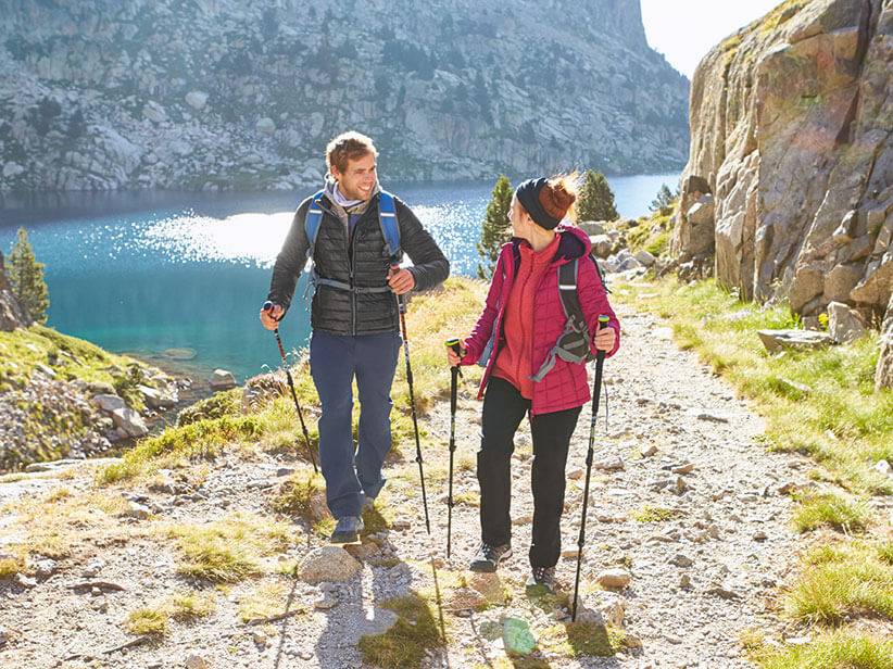 Trekkingstöcke und Bergbekleidung auf einem wunderschönen Wanderweg.