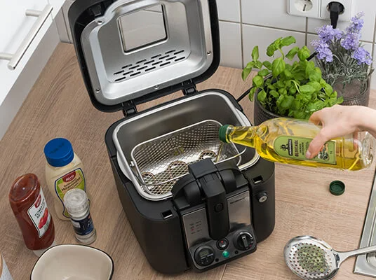 Öl wird in eine Moulinex Friteuse gefüllt.
