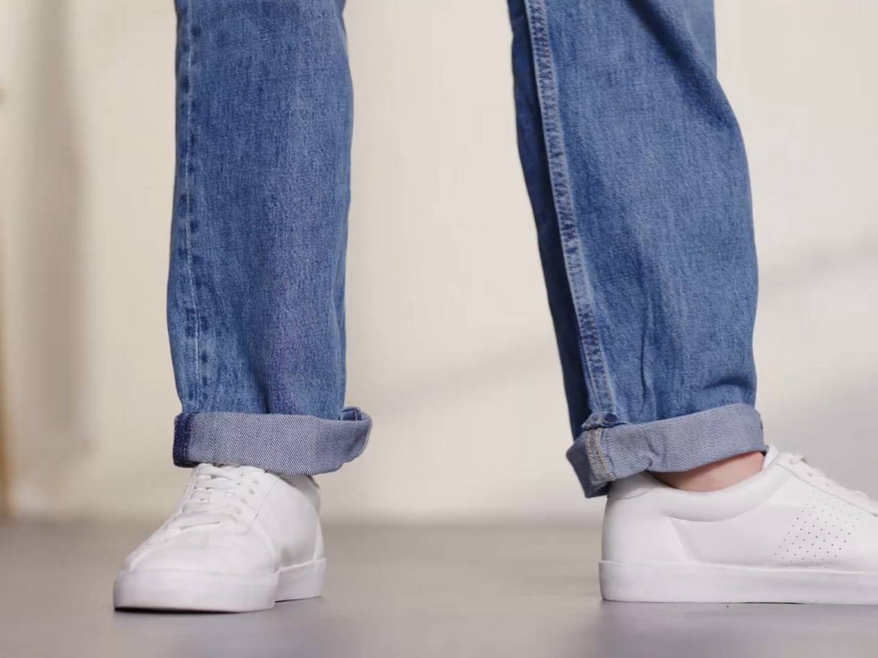 Jeans und weiße Sneaker.