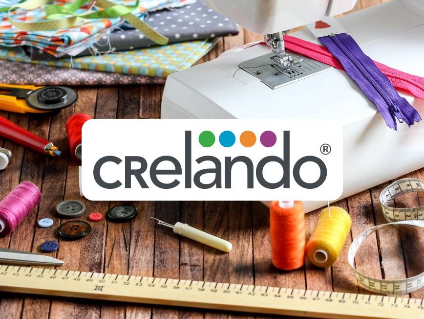 Crelando: Stoffe, Fäden, Reißverschlüsse und Nähmaschine.