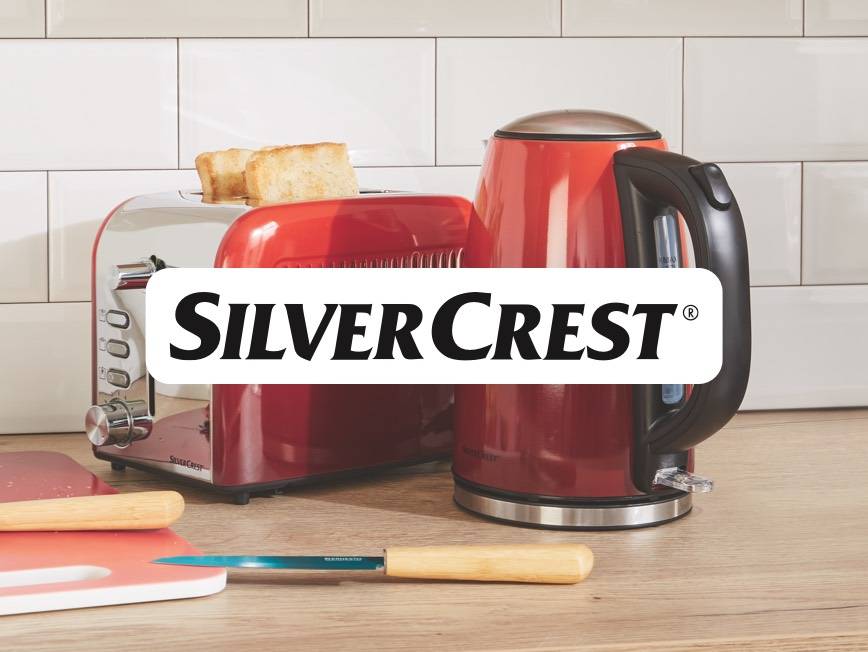 Retro roter SilverCrest Wasserkocher und Toaster.