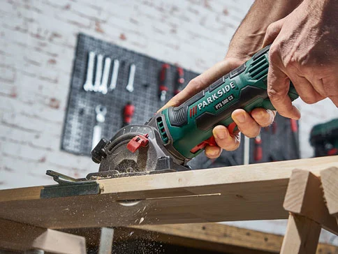 Holz wird mit einer Parkside PTS 500 C3 Kreissäge geschnitten.