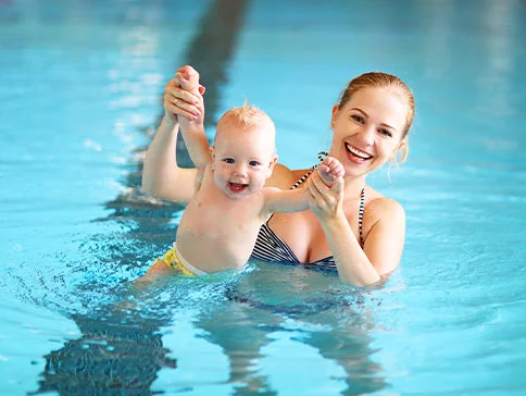 Mutter und Baby im Schwimmbad.
