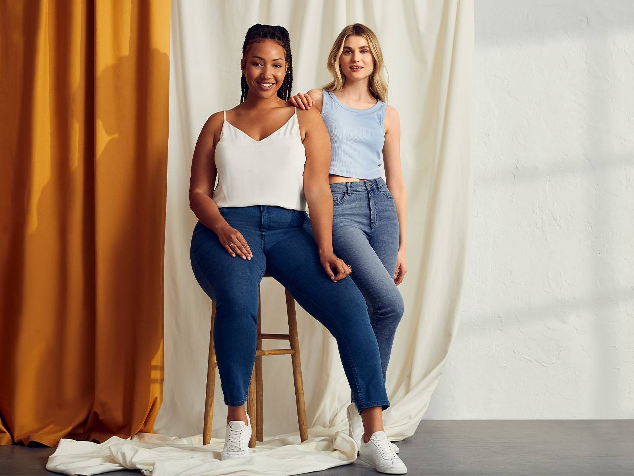 Frauen in Jeans und Tops.