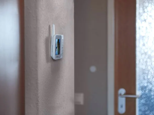 Videotürsprechanlage an der Wand.