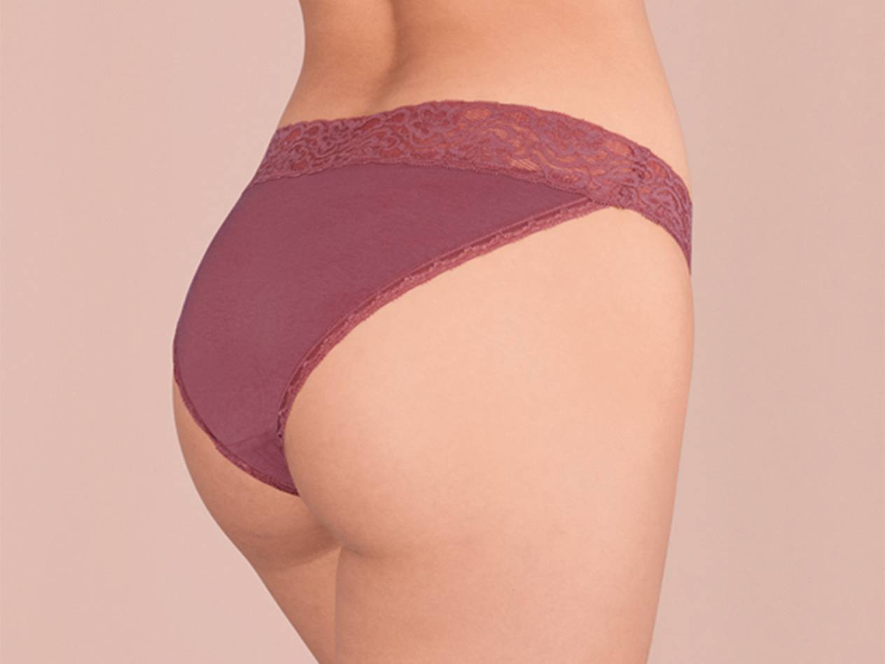 Weinrote Baumwoll-Slip mit Spitze.