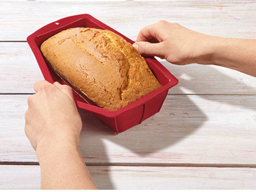 Ein Brot in einer roten Silikonform.