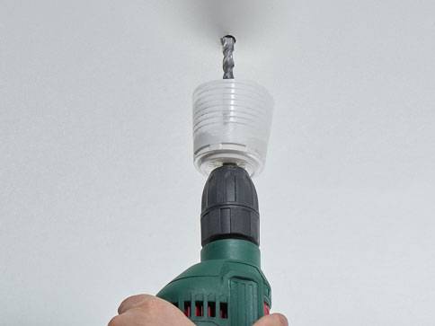 Bohrmaschine und Dübelhilfe für die Wandmontage.