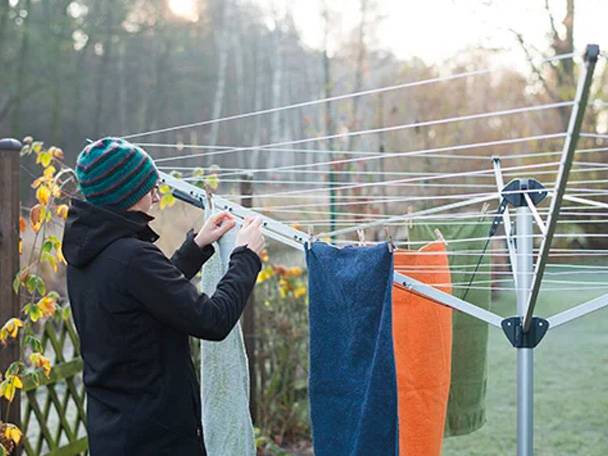 Wäscheständer mit Wäsche im Freien.