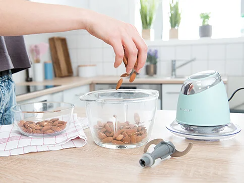 Mandeln und kleiner Küchenmixer.
