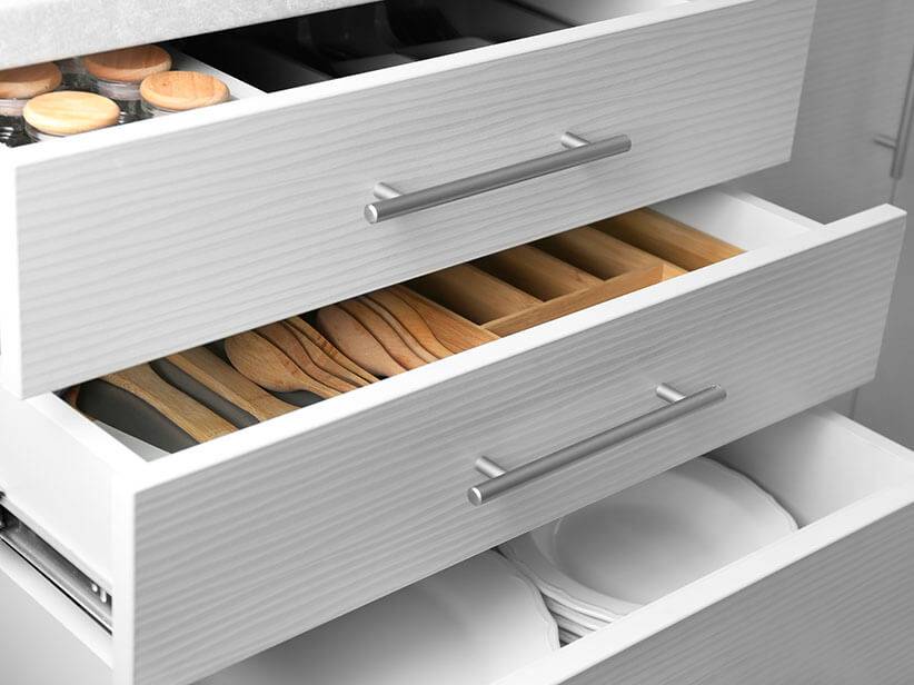 Küchenladen: Gewürze, Löffel und Teller.