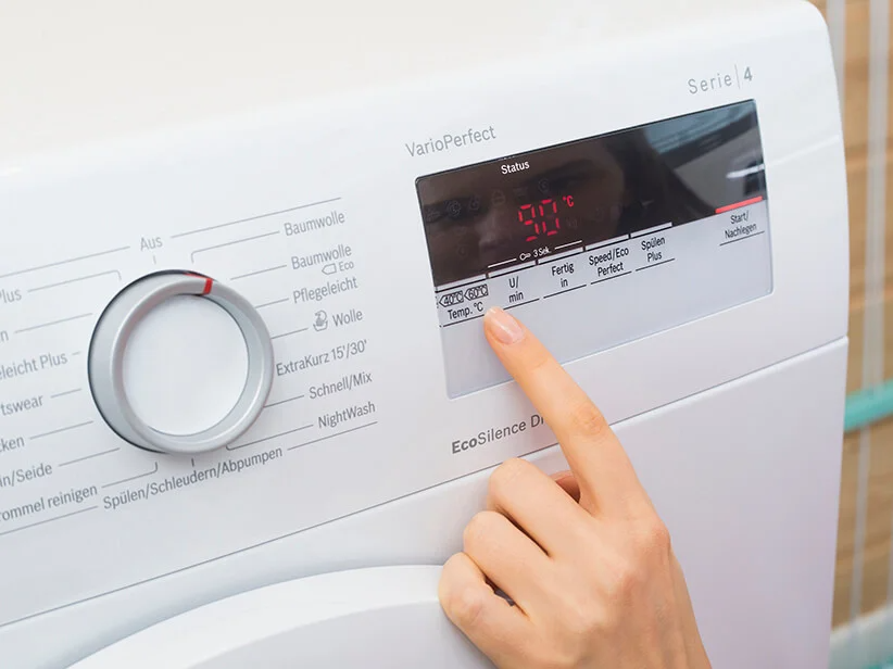 Waschmaschinen-Bedienfeld: Programme, Temperatur- und Geschwindigkeits-Einstellungen.