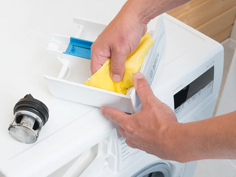 Bosch Waschmaschinenreinigung: Reinigen des Waschmittelspenders und des Filters.
