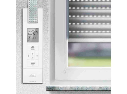 Rollläden und Steuerpanel.