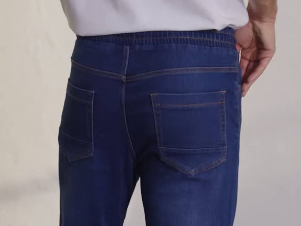 Dunkelblaue Jeans-Jogginghose mit elastischem Bund.