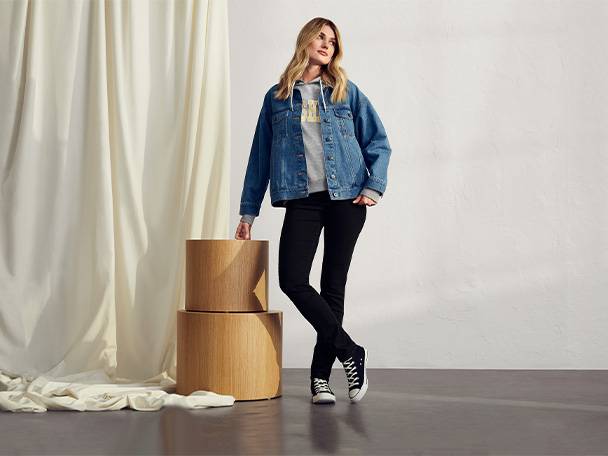 Jeansjacke, Jeans und Holztische.