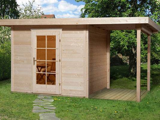 Holz Gartenhaus mit überdachter Terrasse.
