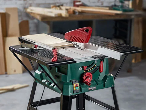 Parkside Tischkreissäge mit Sägetisch und zusätzlicher Arbeitsfläche.