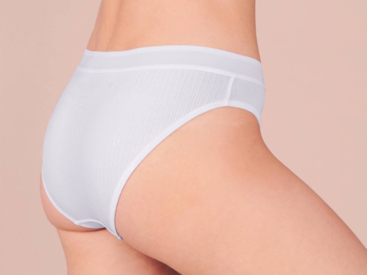 Weiße, gerippte Höschen.