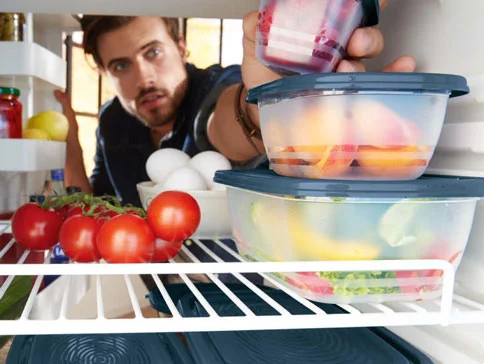 Obst, Gemüse und Eier im Kühlschrank.