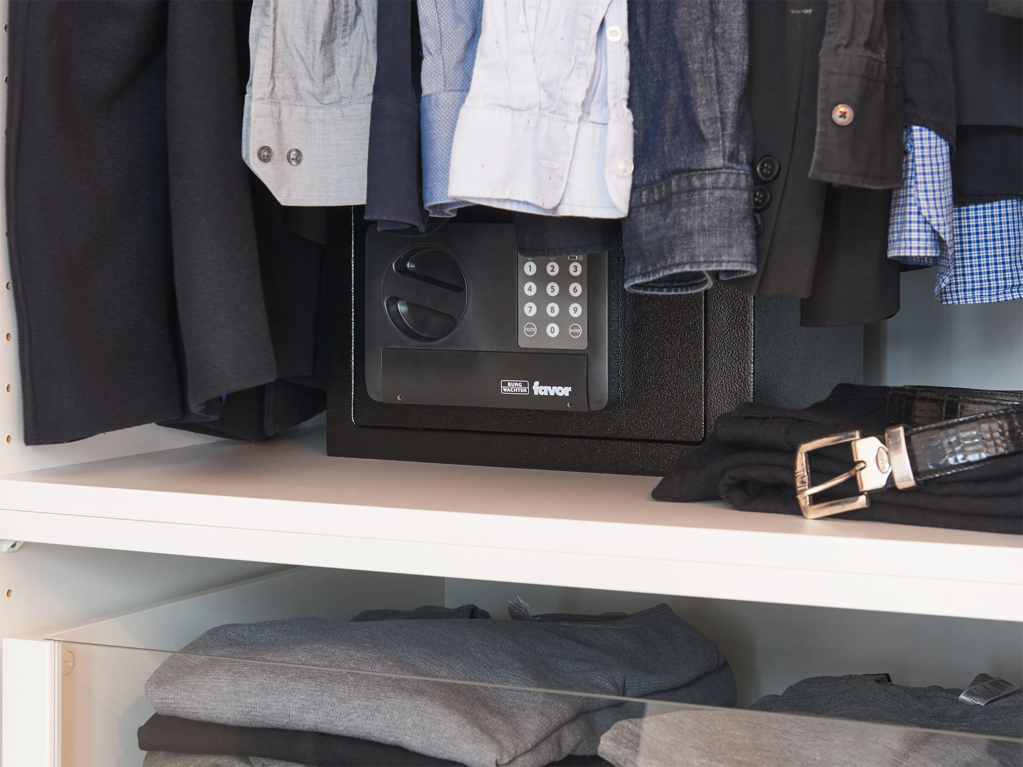 Favor Safe und Kleidung im Schrank.