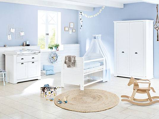 Babyzimmer Möbel: Schrank, Babybett und Wickelkommode.