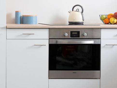 Backofen und Kochfeld, Küchenutensilien.