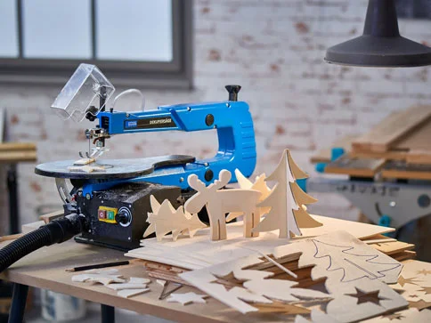 Stichsäge und weihnachtliche Holzschnitzereien.