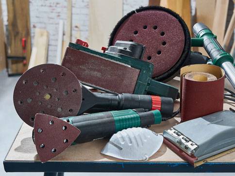 Schleifmaschinen und Schleifpapier.