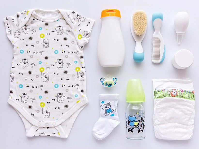Babykleidung, Schnuller, Flasche und Pflegeprodukte.