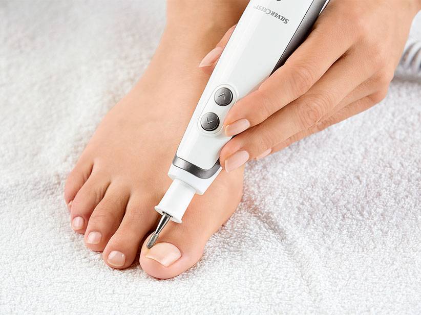 Fußpflege mit Silvercrest-Gerät.