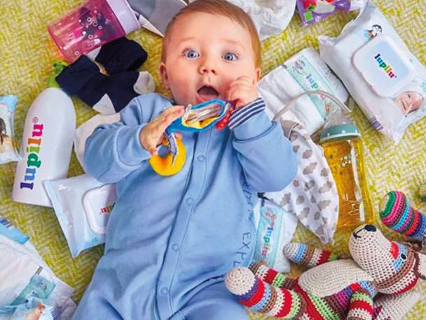 Baby, Lupilu Feuchttücher, Flasche und Spielzeug.