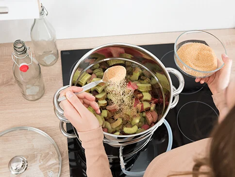 Rhabarber und Zucker für Marmelade.
