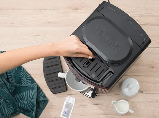 Krups Kaffeemaschine, Tassen und Milch.