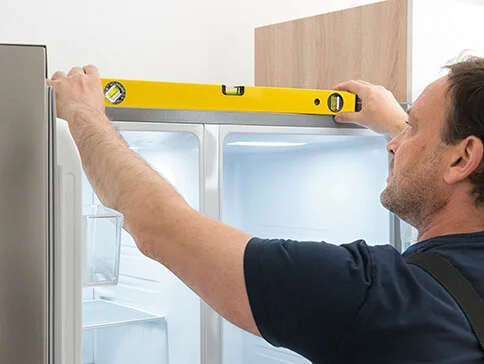 Kühlschrankmontage mit Wasserwaage.