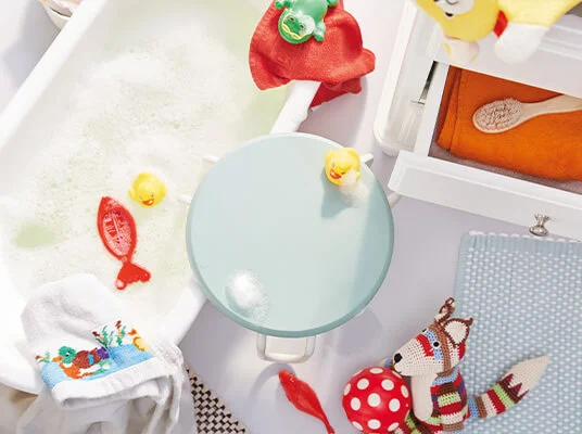 Badewanne, Gummienten und Baby-Badezubehör.