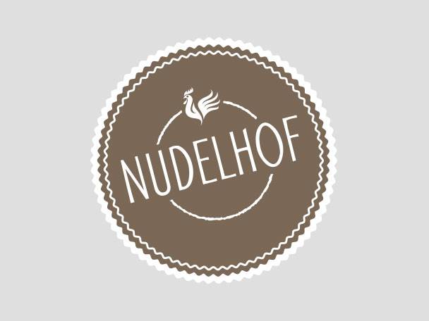Nudelhof-Logo mit Hahnmotiv.