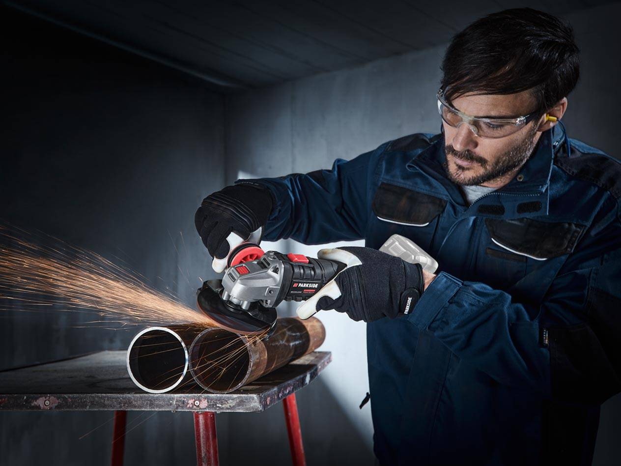 Metallschleifen mit einer Parkside Winkelschleifer.