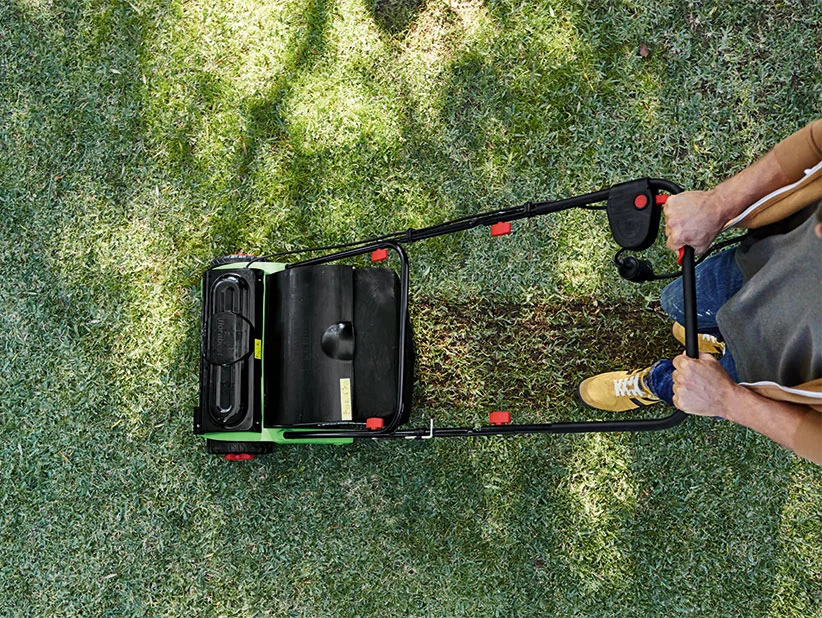 Rasenlüfter im Einsatz auf dem Rasen.