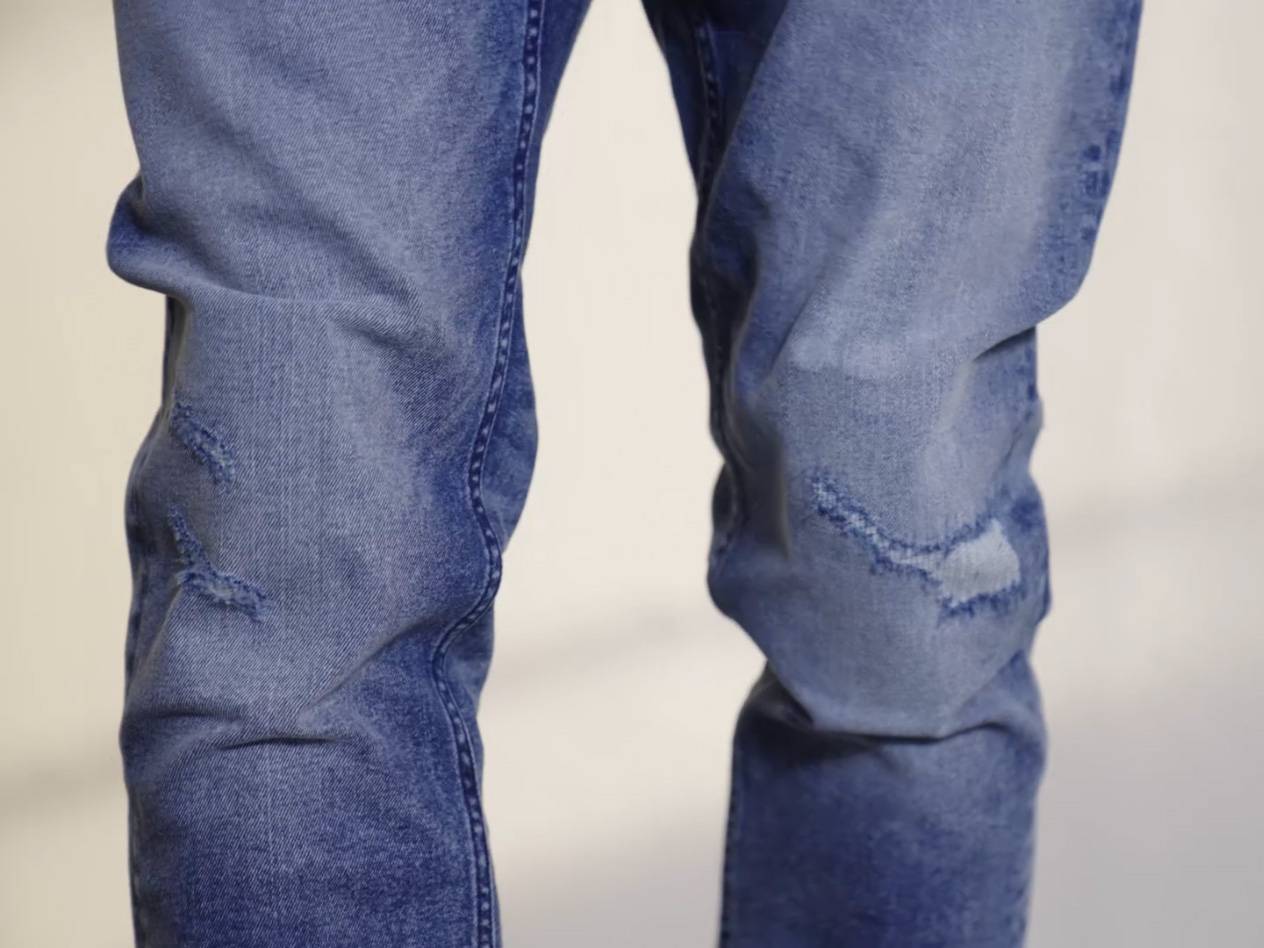 Jeans mit Löchern, abgenutzte Knie.