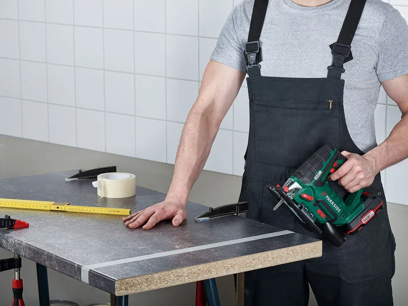 Parkside Stichsäge, Klebeband und Werkzeug.