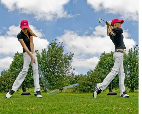 Golferinnen üben mit Schlägern.