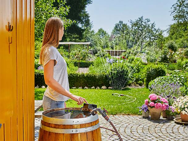 Gartenbewässerungssystem, Wasserfass und Sprinkler.