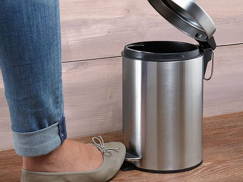 Edelstahl-Fußpedal-Mülleimer.